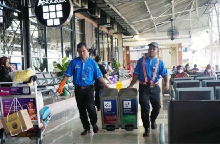 Merekalah  Sosok di Balik Resiknya Stasiun-Stasiun KAI Daop 6 Yogyakarta