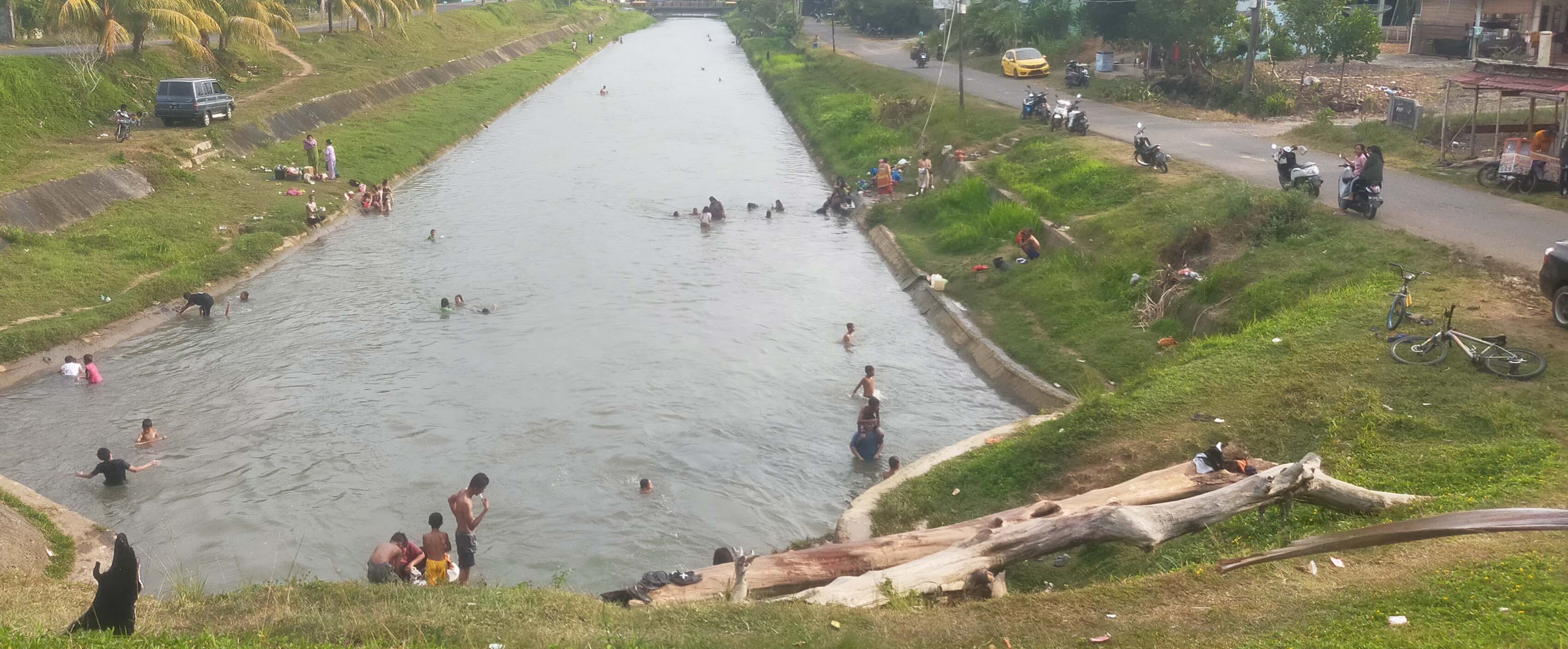  Dampak Kemarau, Bendungan Seluma Dipadati Warga Mandi. Mulai Anak, Janda Hingga Anak Perawan