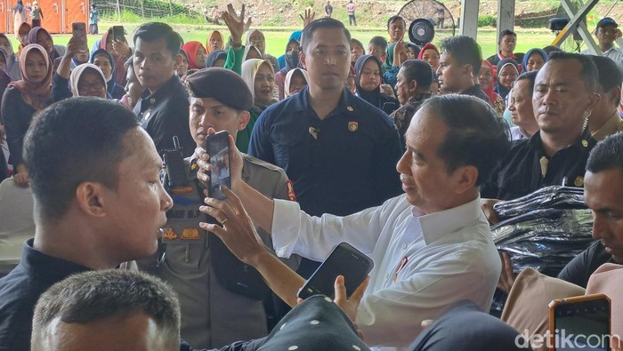   Almamaternya UGM Menilai  Jokowi Sudah Keluar Jalur,  Jokowi Sebut Demokrasi