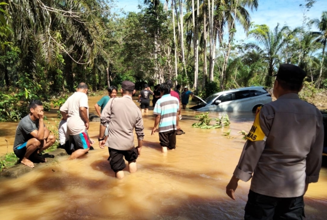 Nekat Terobos Banjir, Avanza Terseret Arus Hingga Terperosok Ke Siring