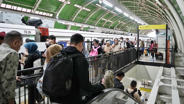 LRT Jabodebek Layani Lebih dari 83 Ribu Pengguna di Hari Pertama Masuk Kerja