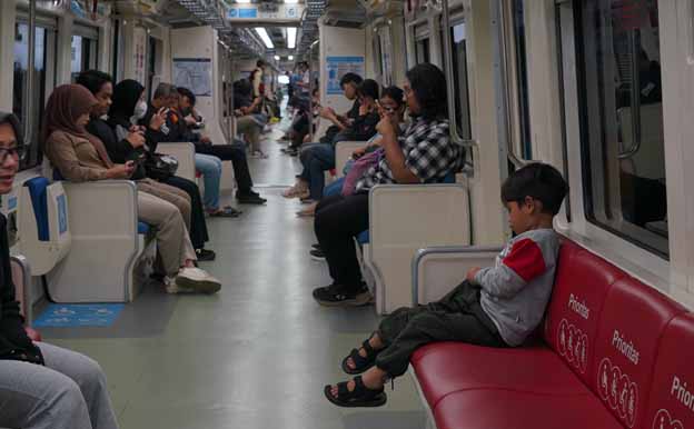 LRT dan MRT Sudah  Jadi Gaya Hidup, Para Selebritas Ini Juga Naik Lo