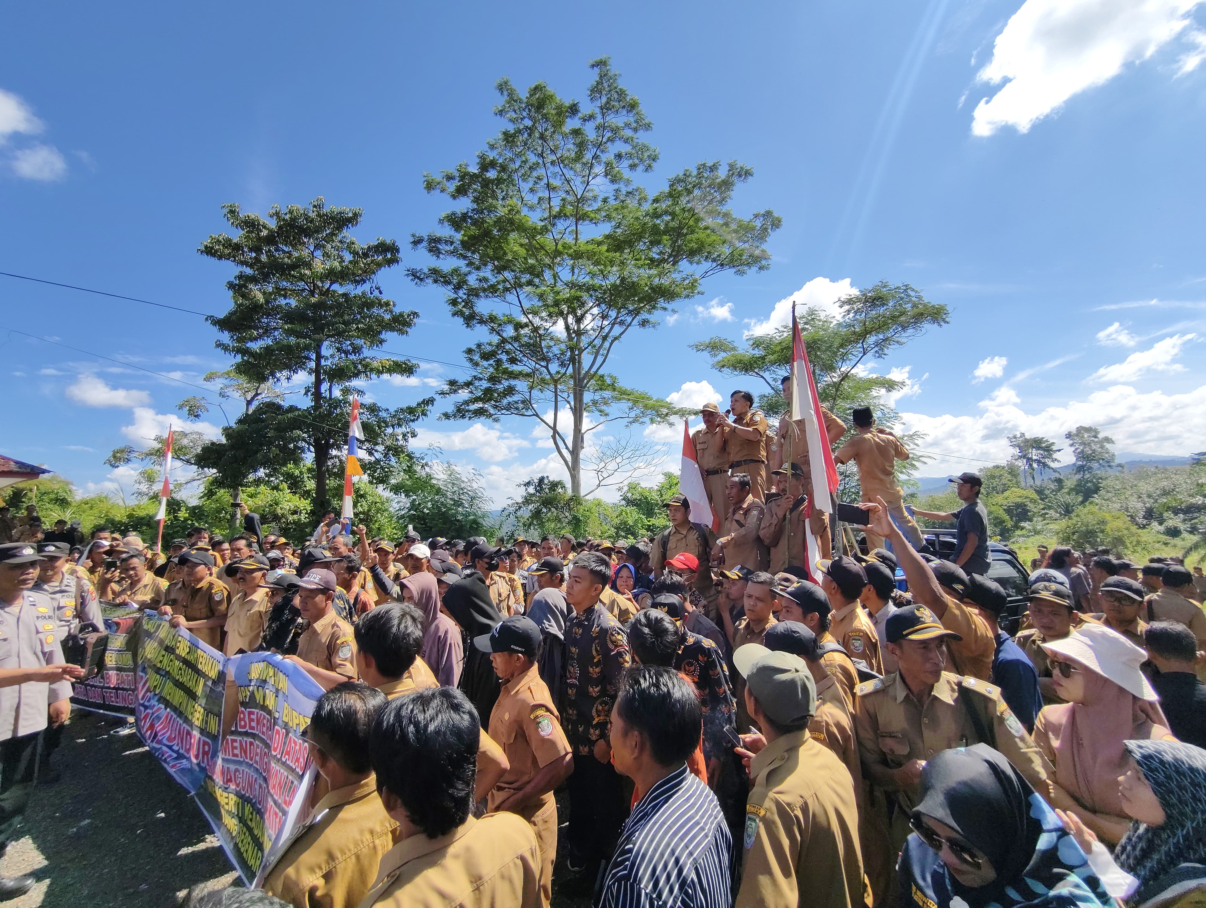     Ribuan Perangkat Desa, Kades dan BPD Demo di Kantor Bupati Seluma, 
