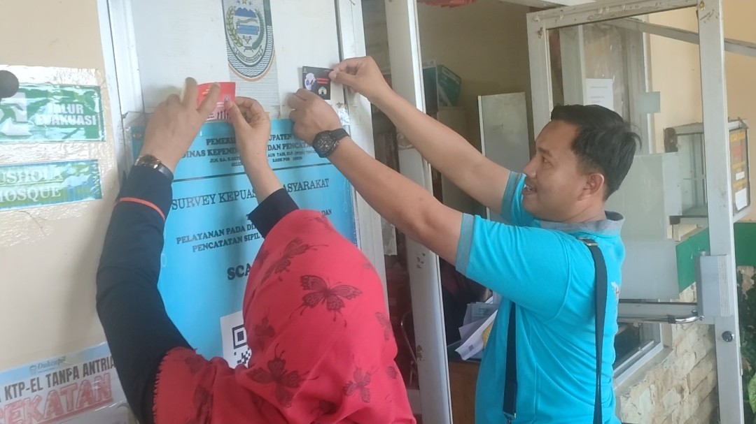 Peringati Hari Antikorupsi Sedunia, Kejari Seluma Sambangi OPD Bagikan Souvenir dan Stiker Edukasi