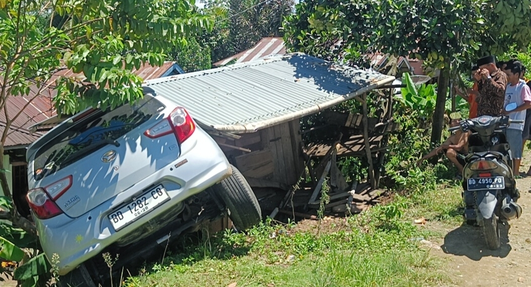  Elak Fuso, Ayla Tabrak Pengendara Motor dan Warung Manisan di Seluma