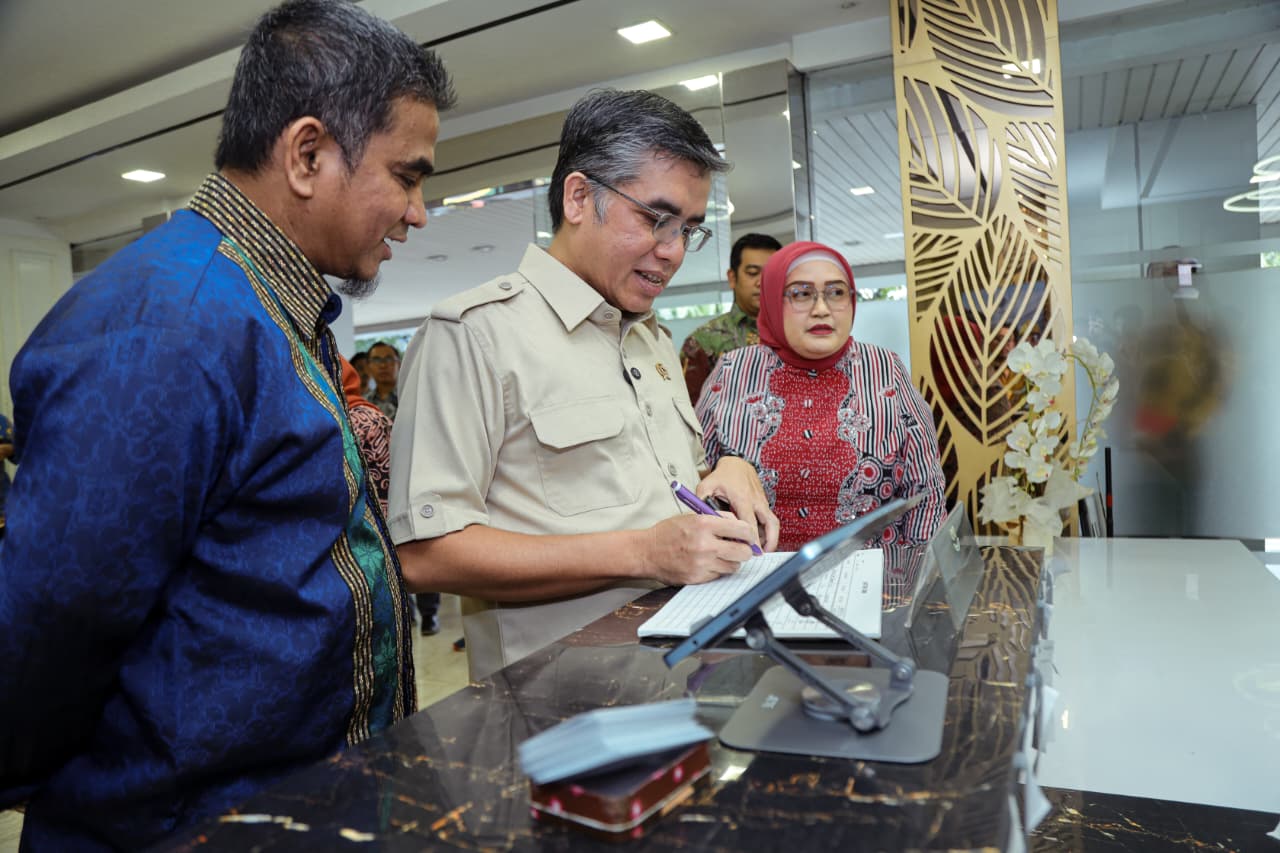 Tinjau Posko THR dan BHR Keagamaan 2026, Menaker Ingin Pastikan Hak Pekerja Terlindungi 