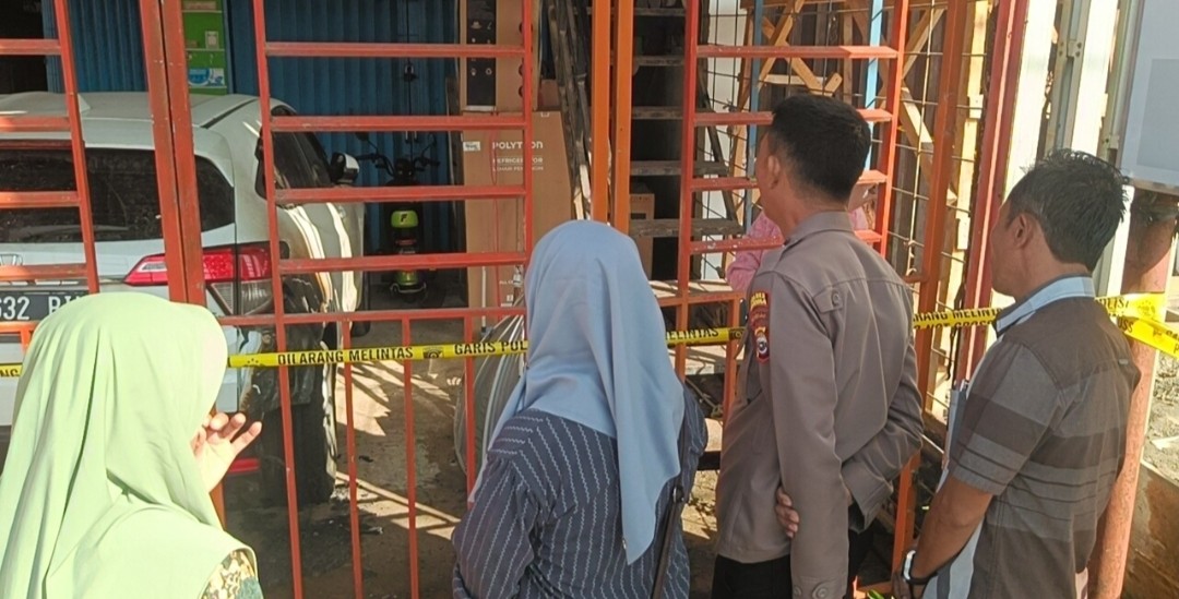 Depan Toko, Mobil Ketua DPRD Seluma Diduga Dibakar OTD