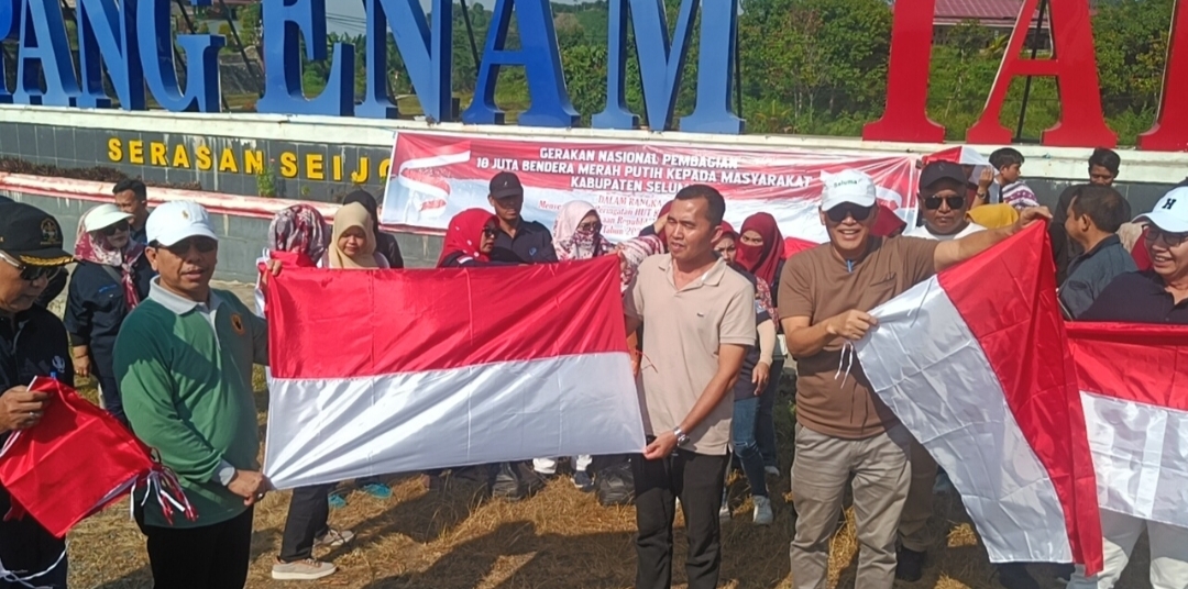 Kesbangpol Seluma Bagi Bagi Bendera, Bagi Warga Seluma