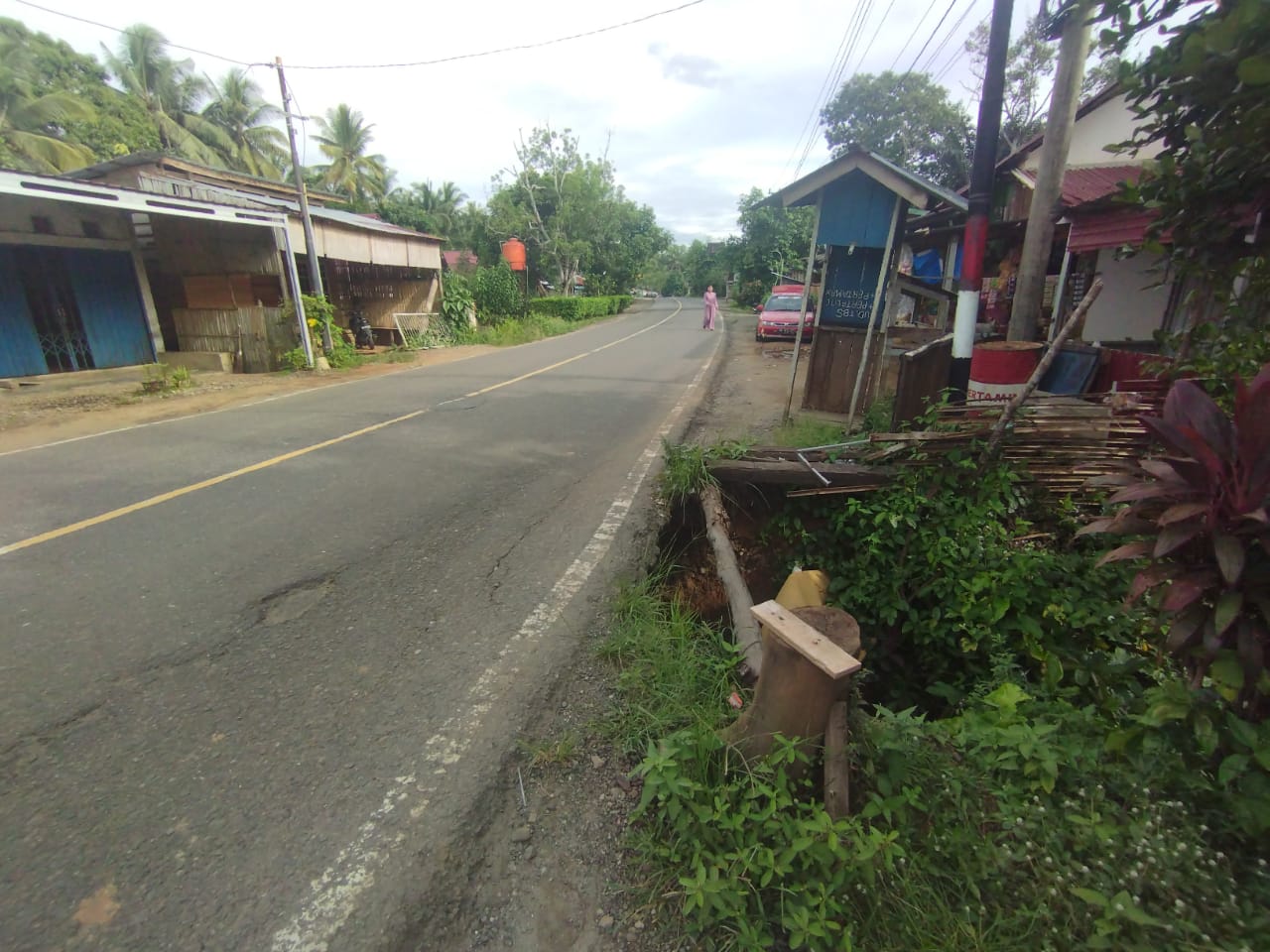 Jalan Lintas Terancam Longsor, Kini Butuh Perbaikan