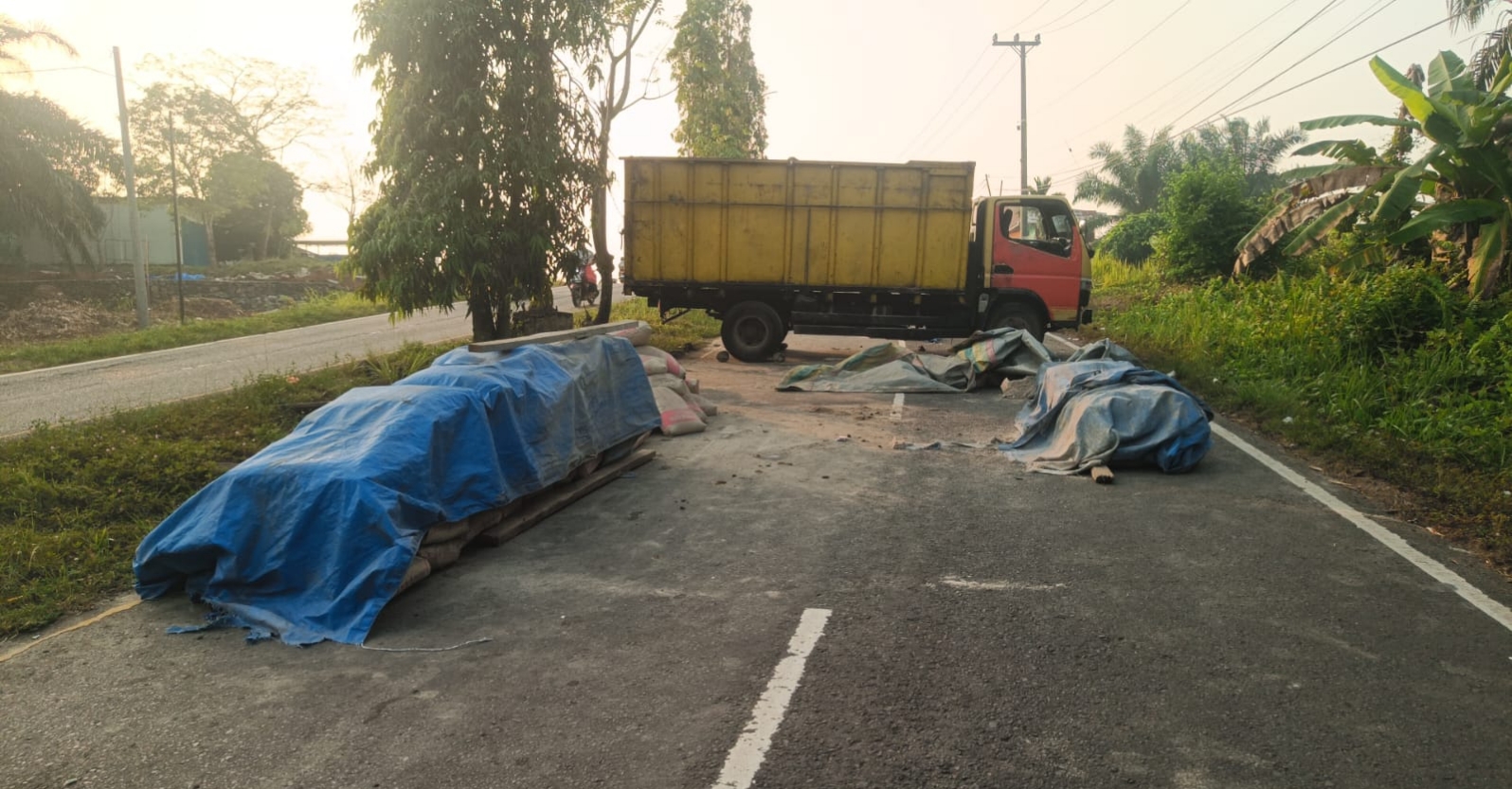 Truk Angkut 10 Ton Semen Terguling di Tanjakan Jalan Dua Jalur Tais Seluma