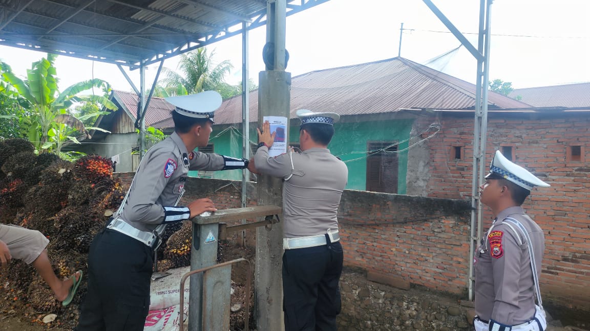 Satlantas Polres Seluma Wajibkan Truk SawitPasang Jaring