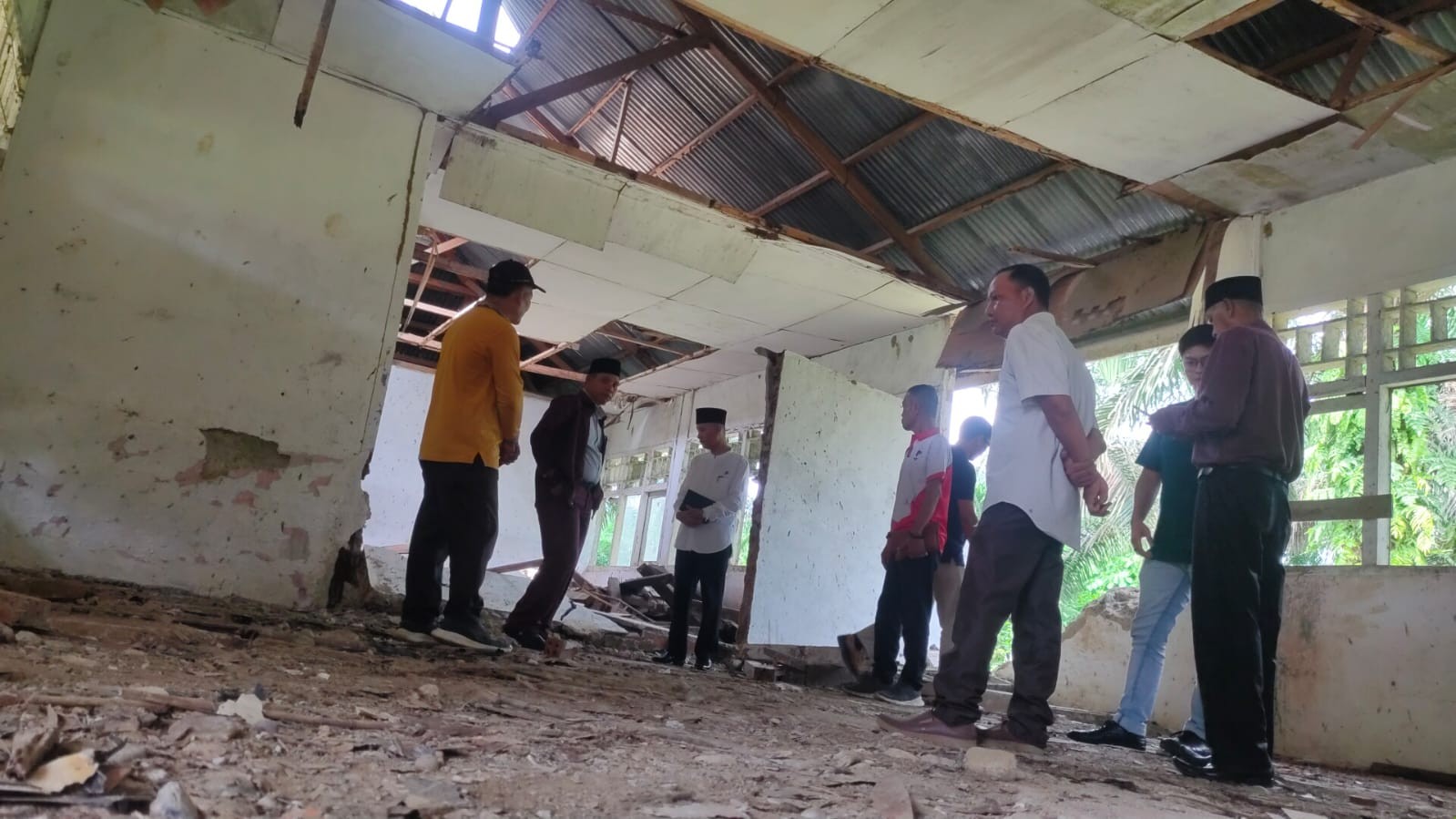   SDN 178 Seluma Ambruk, Siswa Terpaksa Belajar di Satu Ruangan Sisa