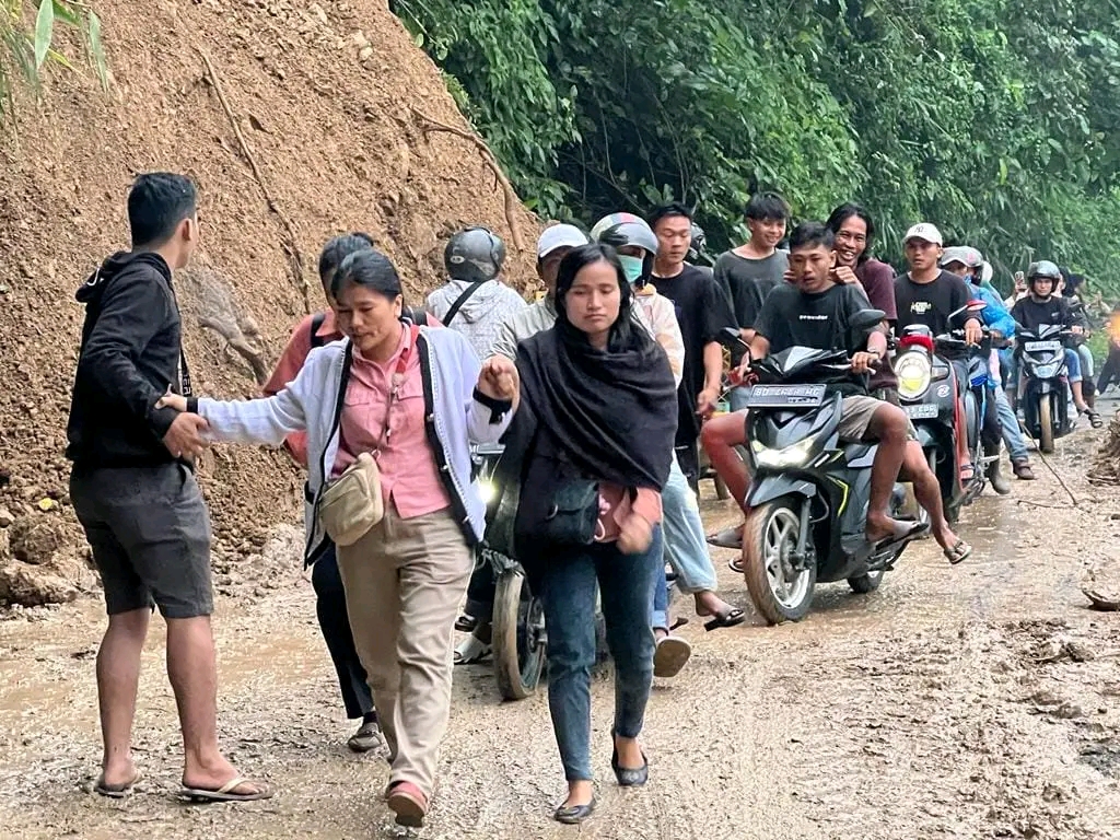  Longsor Tutupi Jalan Lintas Manna - Tanjung Sakti Tepatnya di Dusun Batu Betajuk, Warga Terhambat Melintas