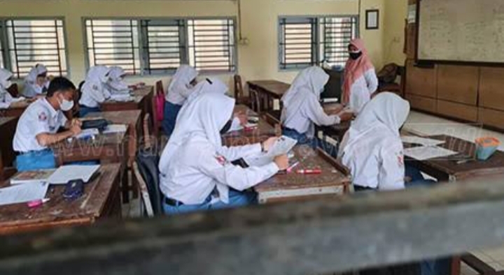 Sekolah Gratis, Tapi Biaya Seragam Hingga Rp2,3 Juta, Kepsek SMAN 1 Kedungwaru Langsung Dicopot! 