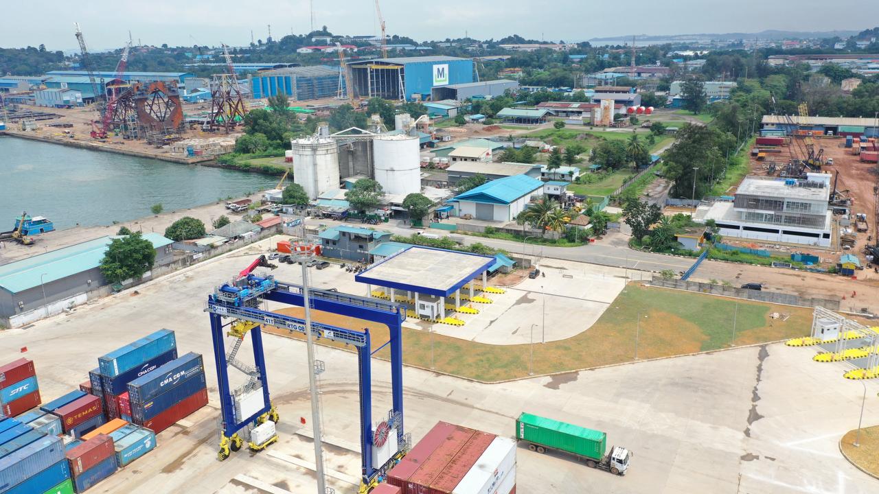 Proyek Pembangunan Container Yard dan Infrastruktur Terminal Peti Kemas Batu Ampar Rampung 