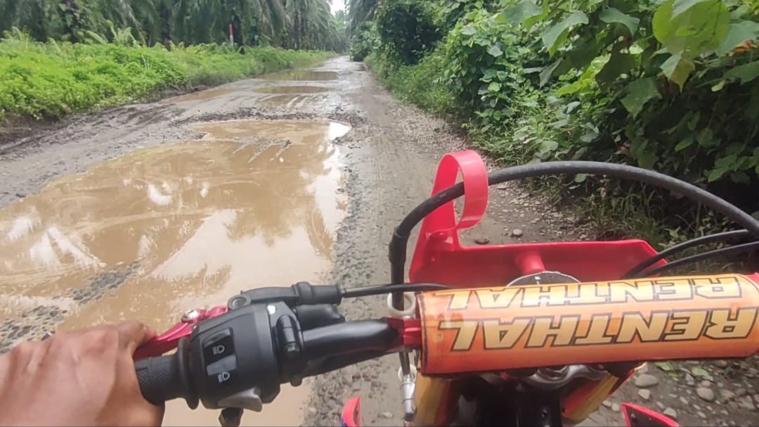 Jalan Peninggalan Inggris di Pesisir Rawa Indah–Pasar Seluma Rusak Parah, Warga Desak Perbaikan