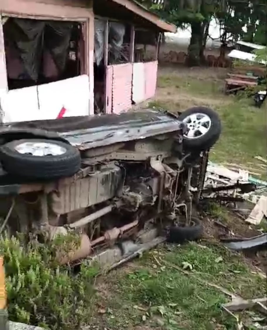 Mobil APV Tabrak Motor hingga Terbalik, Pengendara Tewas
