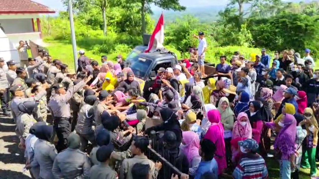  Kecewa Hasil Hearing, Ratusan Warga Dusun Baru TerobosHalaman Kantor Bupati Seluma