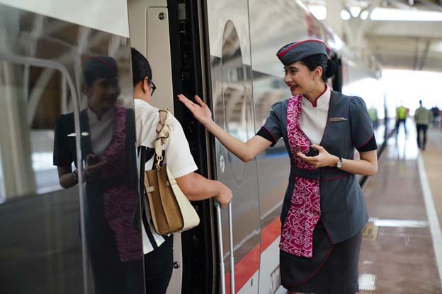 Hari Batik Nasional: Whoosh Kenalkan Batik Mega Mendung ke Jutaan Penumpang