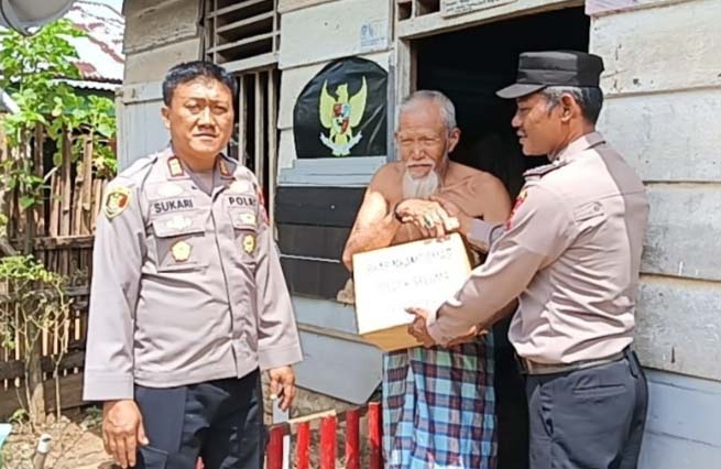  Kapolsek Seluma Bantu Warga Kurang Mampu, Bagikan Sembako Bagi Terdampak Kemarau