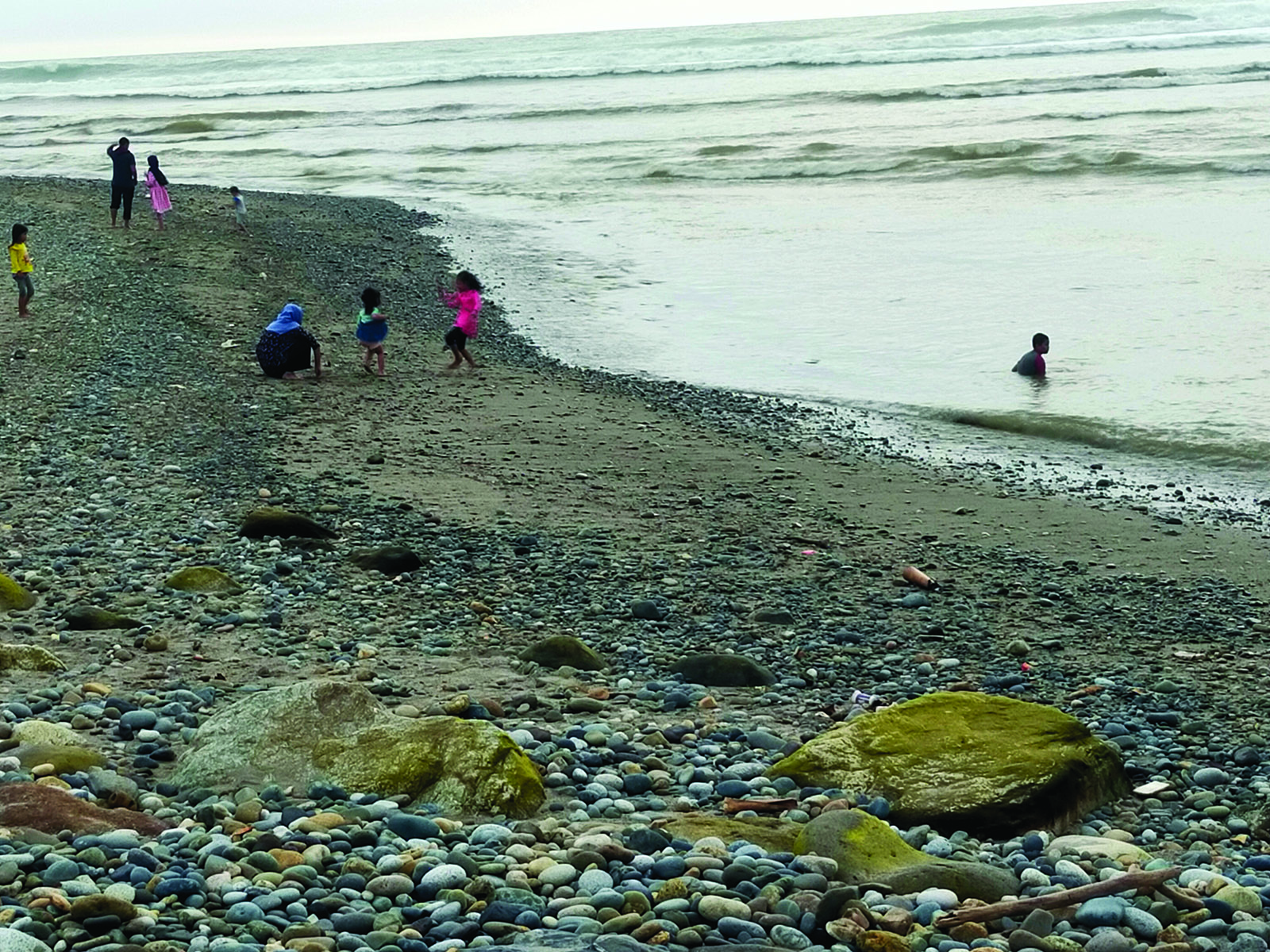 Dispar Melarang Pengunjung Mandi di Pantai