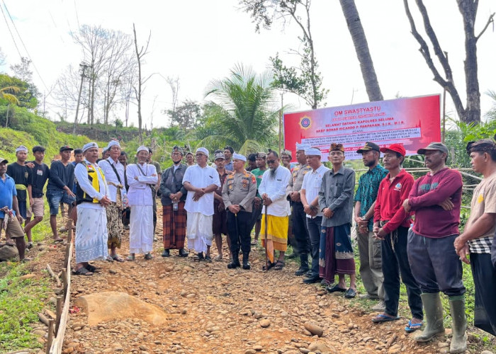 Dana Terkumpul Rp 59 Juta, Umat Hindu Bengkulu Swadaya Perbaiki Jalan Menuju Trans Tanjung Kuaw