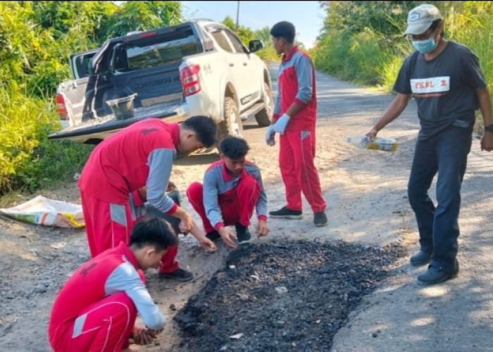 Ruas Jalan Simpang Bungamas–SMKN 1 Seluma Rusak Parah, Siswa Turun Tangan Tambal Lubang Demi Keselamatan