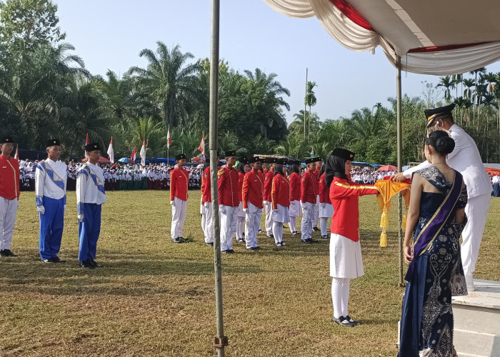 Peringati HUT RI Ke-81, Camat Talo Bertindak  Inspektur Upacara di Lapangan Merdeka Masmambang