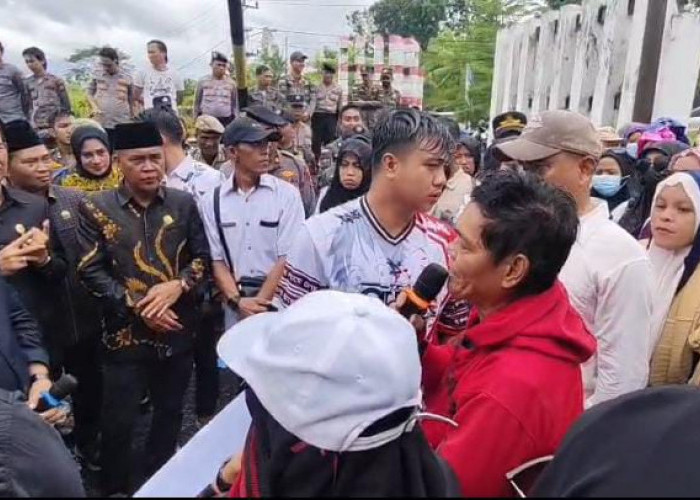 Tangis Honorer Seluma, Mengabdi 17 Tahun Tanpa Kepastian, Sofyan Dirumahkan Sebut Tak Ada Orang Dalam