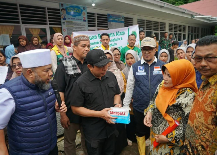 Gubernur dan Walikota Bengkulu Banjir Bandang di Batu Busuk, Serahkan Bantuan