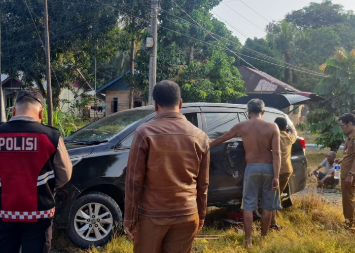 Akibat Hindari Lubang, Mobil Dinas Kesbangpol Seluma Terlibat Kecelakaan di Air Periukan