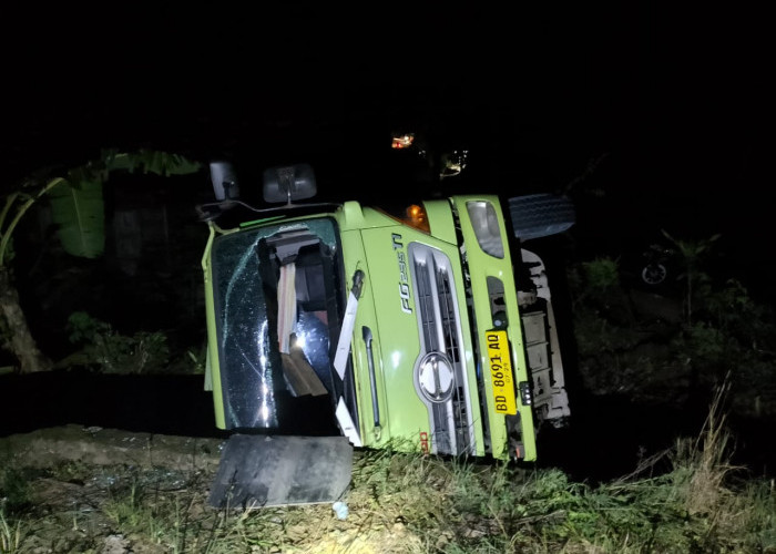 Gagal Menanjak, Truk Fuso Muatan Pasir Terguling di Seluma