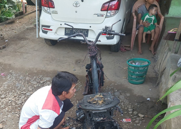  Honda Beat Hangus Terbakar di Jalan Lintas Jenggalu, Sempat Mogok
