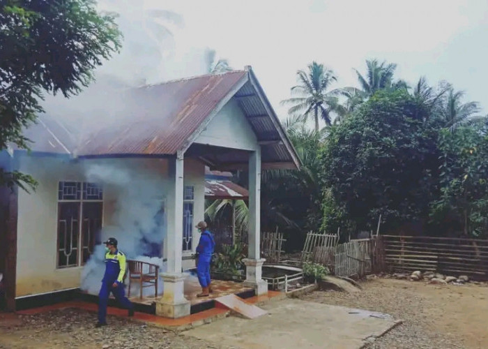 Cegah Malarai dan DBD, Dinkes Bengkulu Selatan Fogging Desa Tungkal II