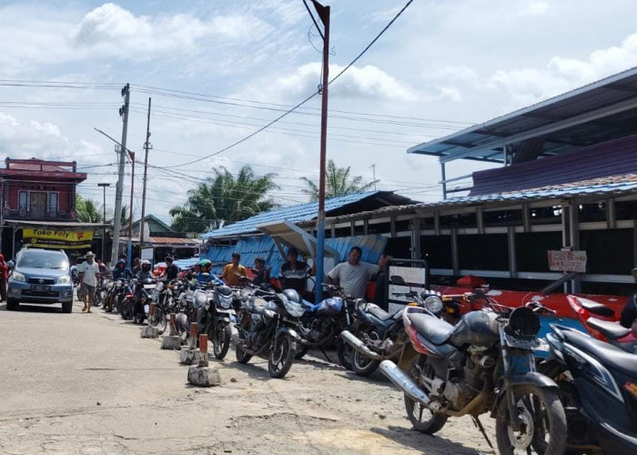 Kendaraan Roda Dua Bertangki Besar, Dominasi Antrean Minyak di SPBU Tais, Tampak Dimata!