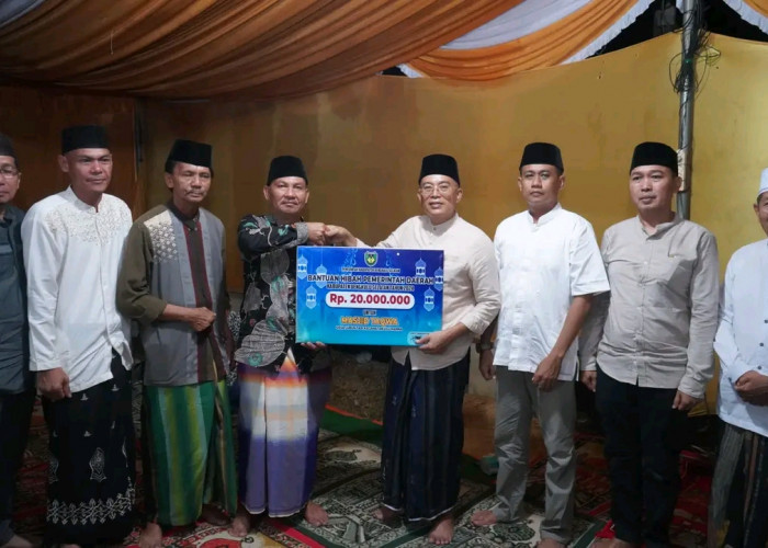 Safari  Ramadhan ke-9 Masjid, Pemda  BS Sampaikan Bantuan Uang