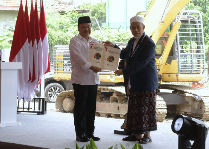 Serahkan Sertipikat Tanah Wakaf, Dirjen PPTR Kementerian ATR/BPN:  Pembangunan Pesantren Al-Khoziny 