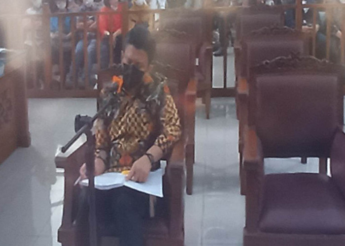 Pakai Batik, Ferdy Sambo Duduk di Kursi Pesakitan