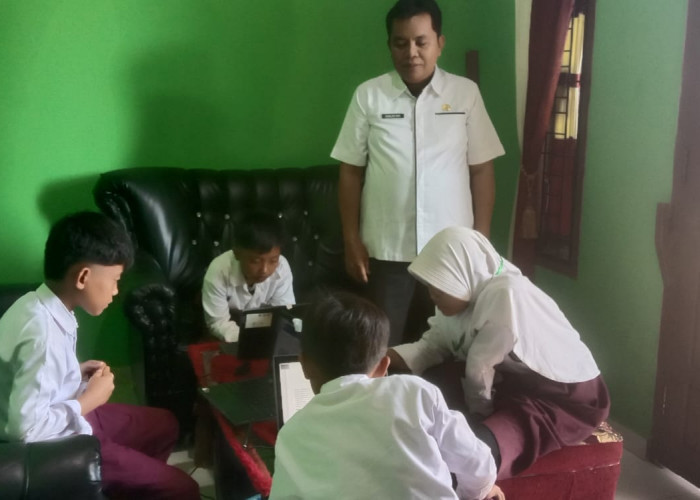  SDN 161 Seluma Blank Spot, Siswa  Menumpang Internet di Rumah Guru untuk Ikuti ANBK