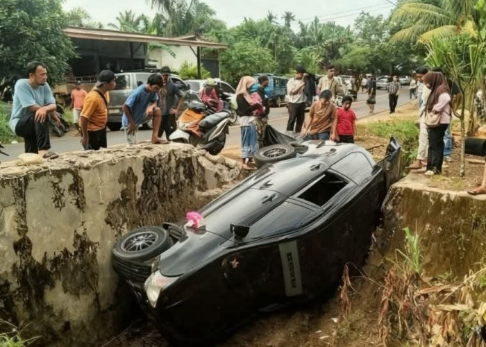  Elak Motor , Toyota Avanza Veloz Nyungsep ke Parit