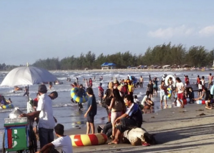 Suasana Lebaran H 5 Ramai Padat Para Pengunjung Nikmati Air Laut Pantai Panjang, Kota Bengkulu