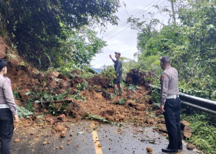 Sempat Lumpuh Tertutup Longsor, Jalur  Manna BS –Pagar Alam Sumsel, Sudah Normal. Alat Berat Siaga 24 Jam