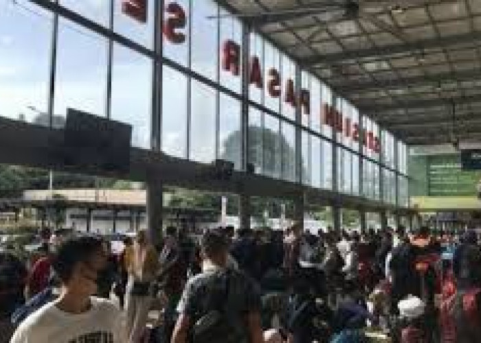 Penumpang KAI Padati Stasiun Semarang, 82 Perjalanan Kereta Api Batal Imbas Banjir