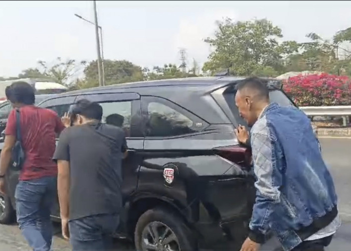Nasib! Mobil Taksi Kehabisan BBM, Tim Pelatihan Dorong Mobil Dari Bandara Sukarno-Hatta 