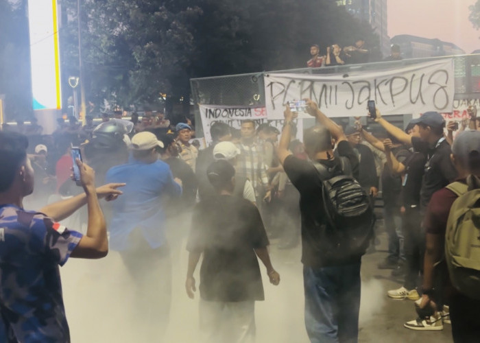  Ricuh, Demo Tolak MBG di Patung Kuda, Massa Bakar Sampah