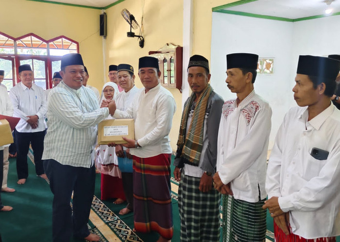 Bupati Seluma Salurkan Bantuan ke Masjid Baitul Ridwan