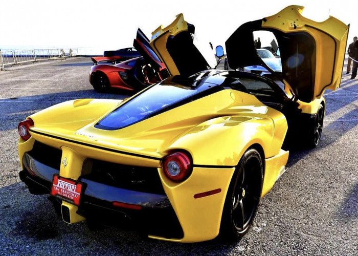 Ferrari Warna Kuning Mobil Sport Balap Atap Terbuka Otomatis Fitur Canggih Mesin V12 Terbo Tanpa Tanding