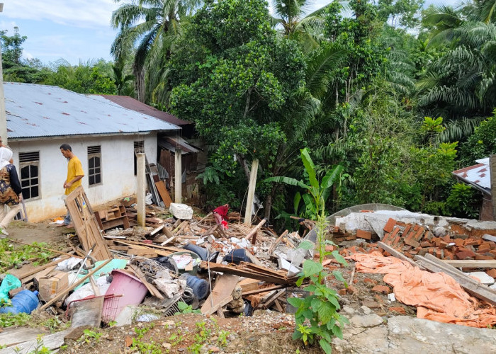   Rumah Warga Dusun Baru Seluma Amblas, Akibat Hujan Deras