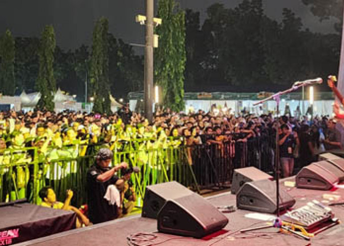 Penampilan Wali Band di Puncak Acara HUT FIF Grup