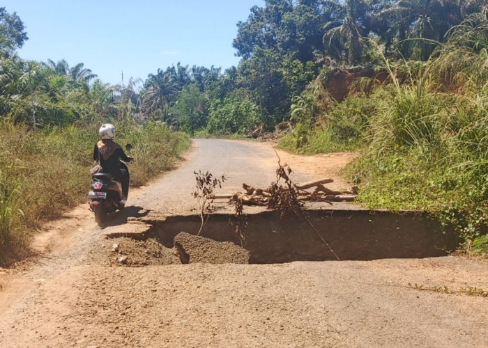 Jalan Menuju Pasar Sembayat Seluma Sudah 4 Bulan Amblas, Belum Diperbaiki
